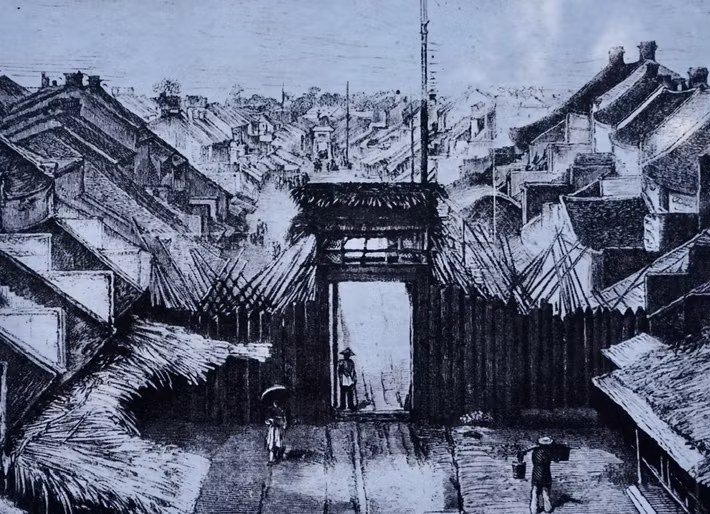 Sự kiện mở cửa từ ngày 07/10 - 30/10/2024 tại khu di sản Hoàng Thành Thăng Long. Trong ảnh là Quang cảnh phố Jean Dupuis xưa (nay là phố Hàng Chiếu), cổng phố bằng gỗ, là một hàng rào đơn giản dựng trên chỗ đất cao để canh gác.