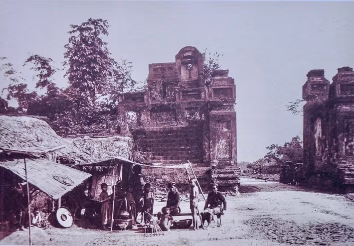 Cửa Ô Cầu Dền cuối thế kỷ XIX. Hiện nay là khu vực ngã tư phố Bạch Mai – Đại Cồ Việt – Phố Huế.