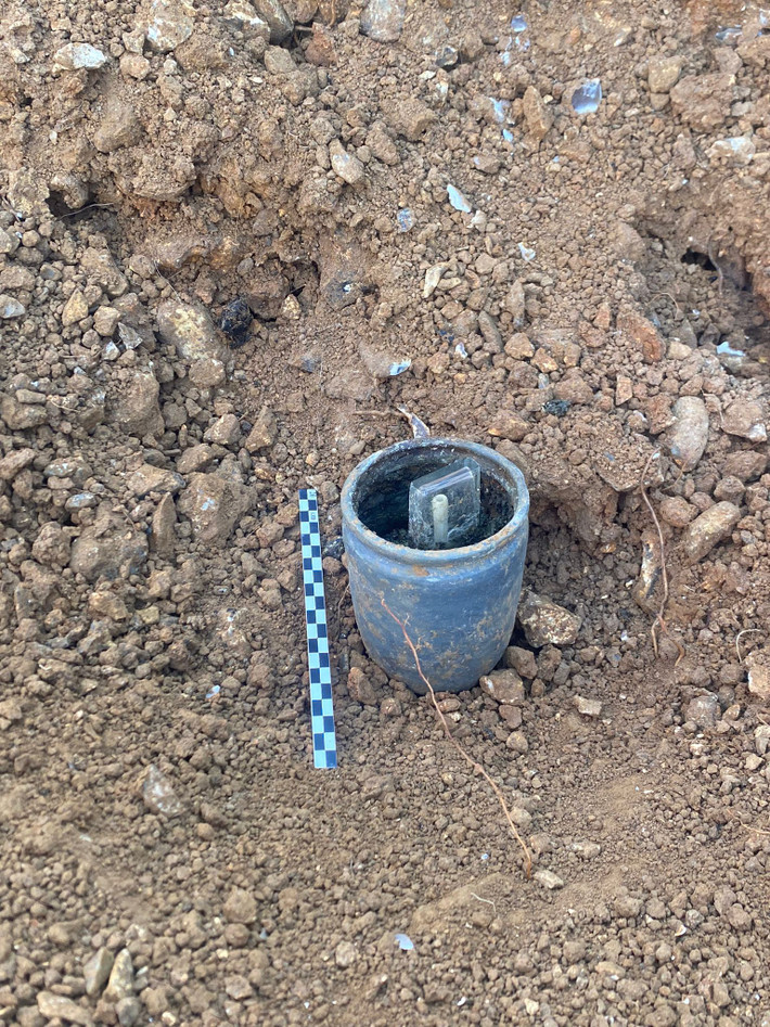 Thông điệp của PJ Féret không chỉ ghi lại lịch sử công tác khảo cổ học tại địa điểm này, mà còn đóng vai trò là mối liên kết, gắn kết hiếm có hữu hình giữa các nhà khảo cổ học tại địa điểm này trong quá khứ với hiện tại. Ảnh: @Guillaume Blondel.