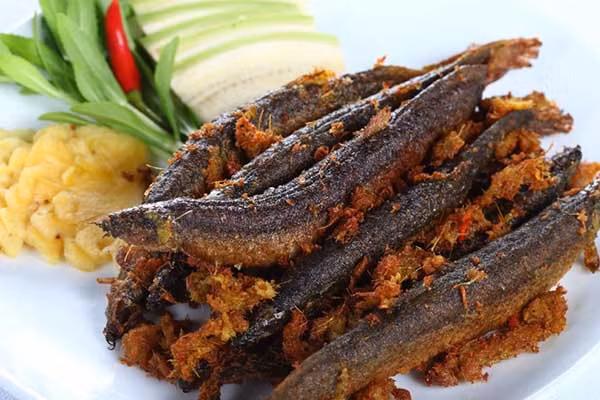 Tuy nhiên, có những loại cá chứa formaldehyde và kim loại nặng. Formaldehyde khi đi vào cơ thể gây kích ứng niêm mạc đường hô hấp, mắt; gây ra các triệu chứng như ho, hen suyễn, hắt hơi, đau họng, thậm chí gây ung thư vòm họng. Để tránh những rủi ro sức khỏe, tốt nhất nên tránh sử dụng chúng trong các bữa ăn hàng ngày.