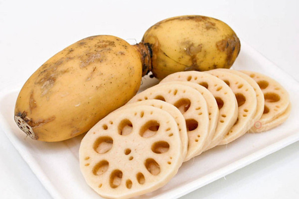 Để mua củ sen ngon, bạn nên chọn loại tròn đầy, không có vết xước hoặc dập nát. Chú ý, nên chọn những củ còn dính chút bùn ẩm trên vỏ. Những củ trắng sạch bất thường, vị chua rất có thể đã được xử lý hóa chất.