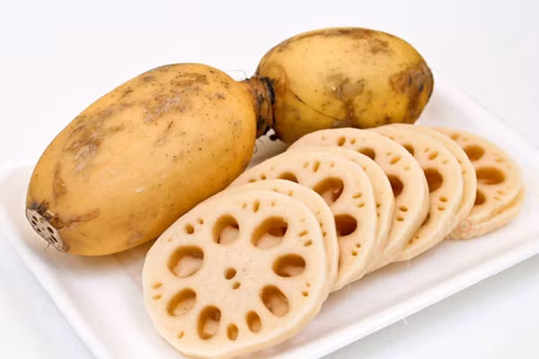 Để mua củ sen ngon, bạn nên chọn loại tròn đầy, không có vết xước hoặc dập nát. Chú ý, nên chọn những củ còn dính chút bùn ẩm trên vỏ. Những củ trắng sạch bất thường, vị chua rất có thể đã được xử lý hóa chất.