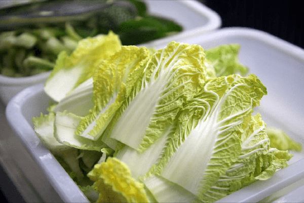 Cải thảo. Cải thảo chứa nhiều dưỡng chất có lợi cho sức khỏe. Đặc biệt, cải thảo chứa lượng chất xơ dồi dào, góp phần tăng cường nhu động ruột, thúc đẩy bài tiết phân, tăng cường tiêu hóa. Vậy nhưng, lợi ích của cải thảo chỉ có được khi quá trình chăm sóc đảm bảo, không lạm dụng hóa chất. (Ảnh minh họa)