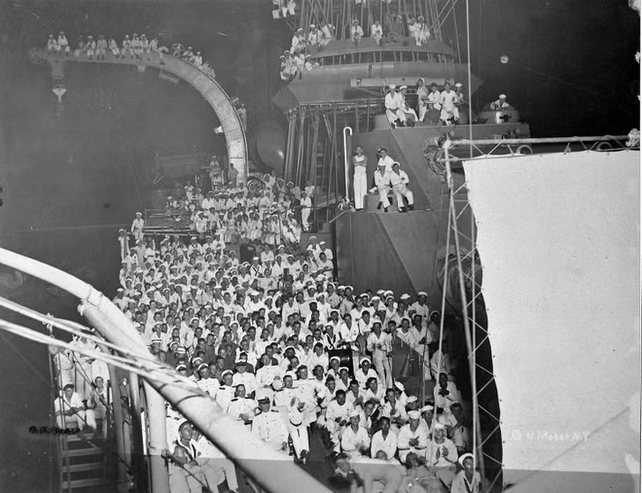 Thủy thủ đoàn xem phim trên đuôi một con tàu chiến, ảnh chụp năm 1918.