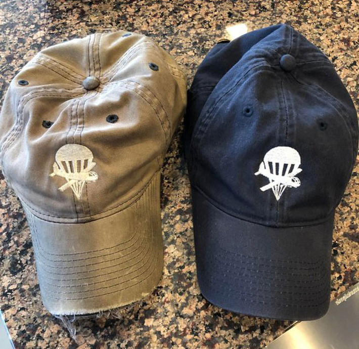 Hai chiếc mũ này được mua cùng lúc và lúc mua có màu và kiểu dáng y hệt nhau, nhưng chiếc bên trái được dùng hàng ngày đã cũ, sờn và bạc phếch so với chiếc bên phải.