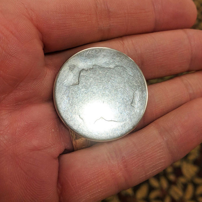 Đồng xu này đã được một người đàn ông mang bên mình suốt 60 năm và giờ nó đã mòn vẹt.