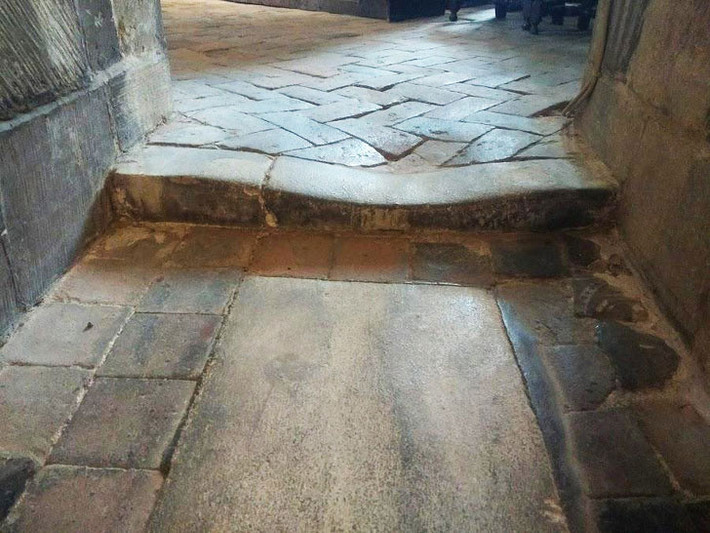 Một bức ảnh khác cho thấy sức mạnh vô hình của thời gian: Bậc cửa trong nhà thờ Gloucester (Anh) mòn vẹt ở giữa, nơi mọi người hay giẫm chân qua.