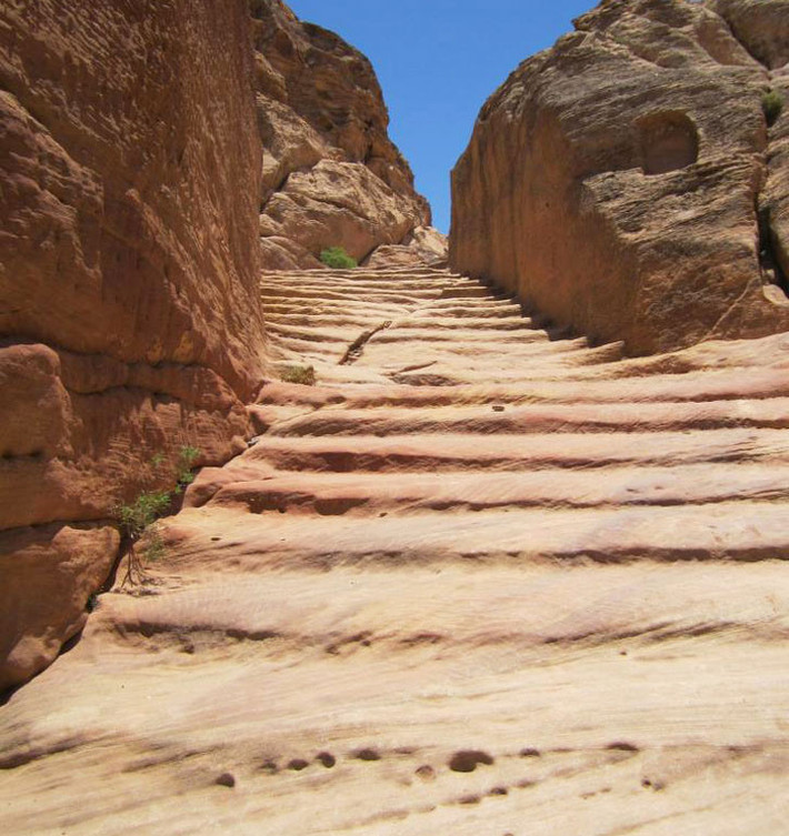 Cầu thang qua nhiều thế kỷ ở Petra, Jordan, đã bị mòn theo thời gian và dấu chân người.