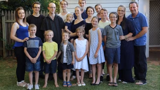 6. The Bonell là một trong những gia đình đông nhân khẩu nhất ở Australia. Hiện, hai vợ chồng Jeni và Ray có 16 con tuổi từ 4 đến 29 và có thêm cả cháu.