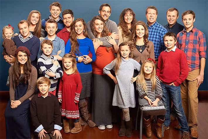 Nửa trong số những người con nhà Duggar không đến trường mà học tại nhà. Nhà Duggar cũng có chương trình truyền hình thực tế riêng mang tên "19 Kids and Counting".