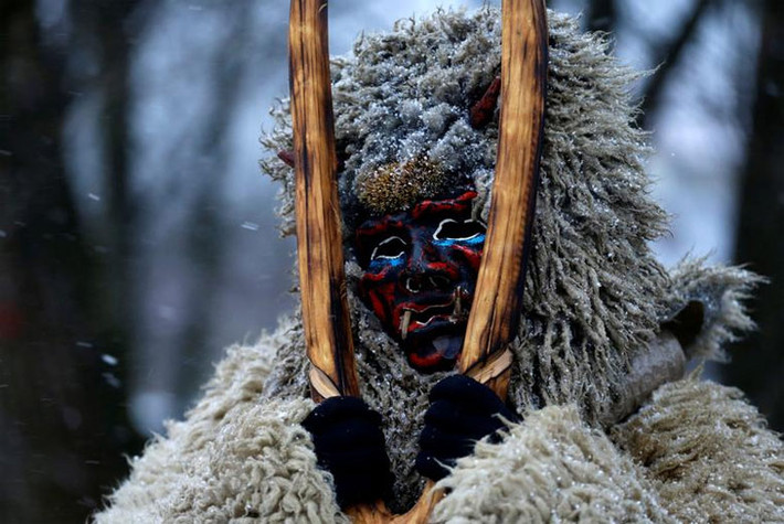 Những "con quỷ" này không khiến trẻ em sợ hãi mà các em nhỏ lại tỏ ra rất thích thú mỗi khi tới mùa lễ hội.