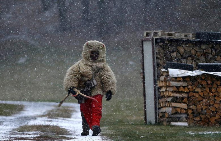 Một "con quỷ" đi dưới trời mưa tuyết.