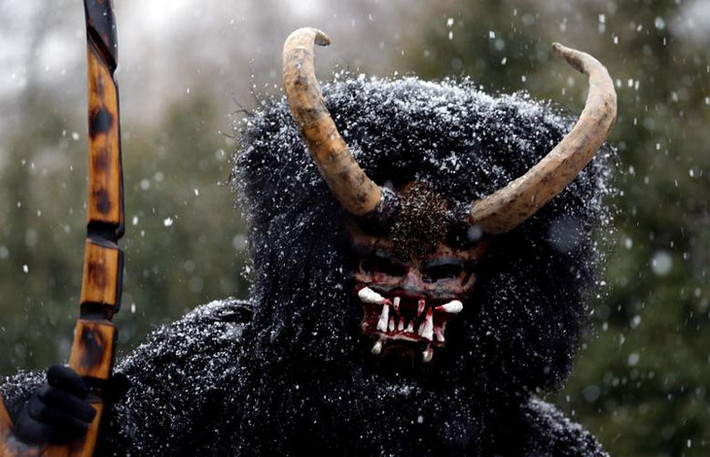 Hoạt động truyền thống này diễn ra trước giáng sinh ở làng Valasska Polanka của Séc và năm nay lễ hội này đúng vào dịp kỷ niệm của thánh Nicholas, người xuất hiện để dỗ dành bọn trẻ bằng kẹo.