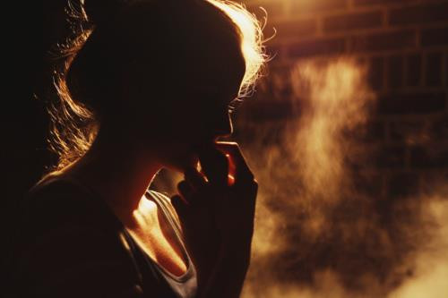 Hút thuốc làm tăng nguy cơ phát triển chứng ngưng thở khi ngủ. Theo một nghiên cứu năm 2011, những người hiện đang hút thuốc có khả năng bị chứng ngưng thở khi ngủ cao gấp 2,5 lần những người không động vào thuốc. Nguyên nhân chủ yếu là do các chất kích thích làm sưng các cơ, mô ở mũi và cổ họng gây ảnh hưởng đến quá trình hô hấp.