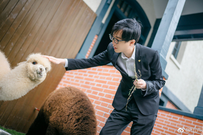 Về mối quan hệ với thiếu gia giàu có nhất Trung Quốc, được biết, con trai độc nhất của ông trùm bất động sản Vương Kiện Lâm là bạn thân của cô dâu và chú rể từ nhiều năm nay.