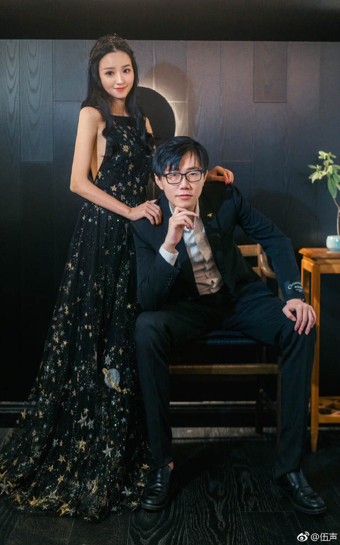 Việc tổ chức đám cưới xa hoa với dàn siêu xe đi rước dâu, cùng với mối quan hệ thân thiết với thiếu gia Vương Tư Thông, khiến cư dân mạng Trung Quốc và cả quốc tế rất tò mò về danh tính cùng gia thế của cô dâu, chú rể. Theo tìm hiểu chú rể Ngũ Thanh là một game thủ DOTa rất nổi tiếng ở xứ Trung.