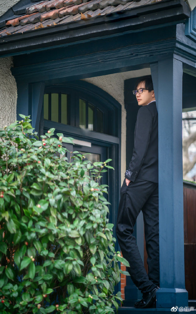 Có mối quan hệ "ngầm" thân thiết như vậy nên có thể hiểu được vì sao trong đám cưới, Cát Tiêu Duẫn và Ngũ Thanh được Vương Tư Thông tặng cho chiếc xe Rolls Royce vô cùng đắt giá.