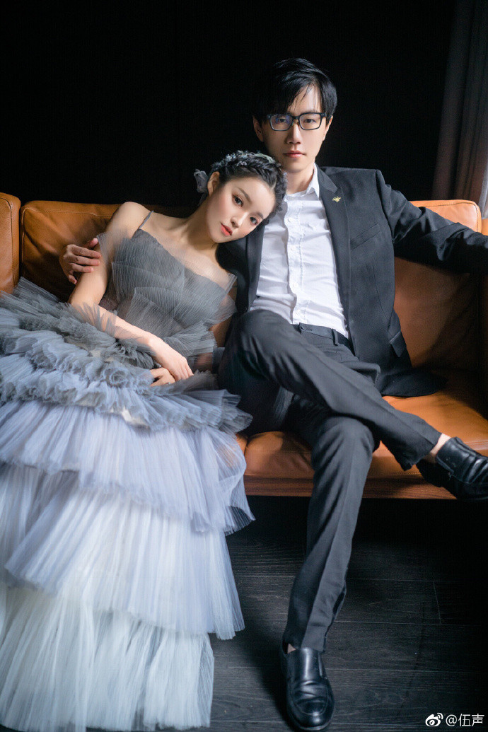 Rất hiếm khi nhắc về nhau trên mạng xã hội nên ít ai biết được mối quan hệ giữa họ. Nguồn tin từ QQ, Cát Tiểu Duẫn có gia thế giàu có. Gia đình cô cùng gia tộc nhà Vương Tư Thông từng nhiều lần hợp tác làm ăn.