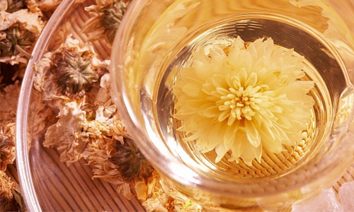 Tinh dầu hoa cúc nổi tiếng với tác dụng xoa dịu thần kinh và gây cảm giác buồn ngủ. Do đó, khi bạn mất ngủ, hãy cho vài giọt tinh dầu hoa cúc vào bồn nước ấm để tắm, bạn sẽ có giấc ngủ ngon.