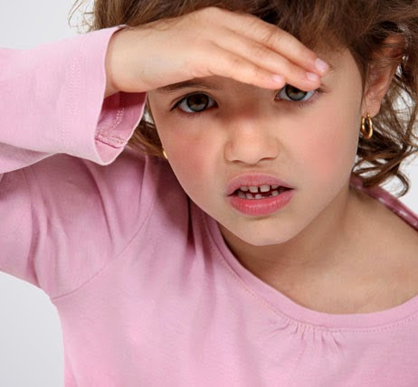 Nhạy cảm với ánh sáng hoặc chảy nước mắt nhiều hơn bình thường. Con bạn có bị nhạy cảm quá mức với ánh sáng trong nhà, ánh nắng mặt trời hay ánh sáng đèn flash? Trẻ sợ ánh sáng hoặc quá nhạy cảm với ánh sáng có thể thấy đau đầu, buồn nôn. Nhạy cảm với ánh sáng có thể là biểu hiện của một vài bệnh lý mắt nghiêm trọng.