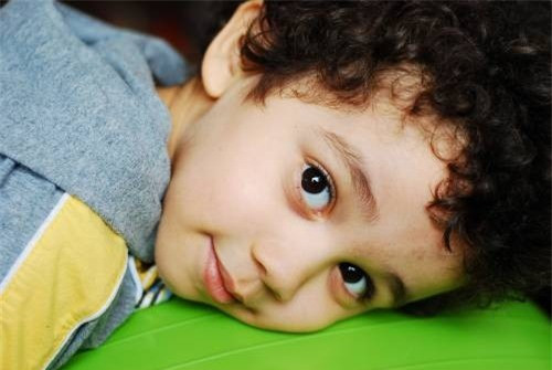 Mắt bị thâm quầng. Các bậc cha mẹ nên biết, hiện tượng thiếu máu và thiếu sắt được thể hiện rất rõ trên da của trẻ em, nhất là đôi mắt. Vì vậy, nếu thấy xuất hiện vết quầng thâm đen trên vùng da xung quanh mắt của con, cha mẹ cần cho trẻ đi xét nghiệm máu để có giải pháp chữa trị hoặc phòng ngừa một số căn bệnh khác. Bên cạnh đó, cha mẹ cần cho trẻ ăn bổ sung nhiều thực phẩm chứa sắt, sau đó khoảng 1 tháng đi xét nghiệm lại hoặc đến khám theo lịch hẹn của bác sĩ.