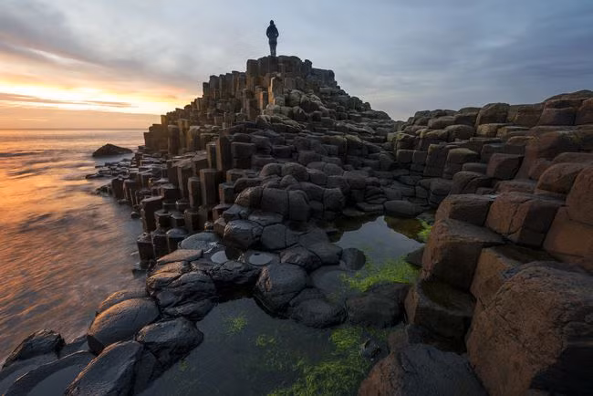 Nằm dọc theo Bờ biển Antrim, Giant's Causeway bao gồm 40.000 cột đá Bazan, màu đen lồng vào nhau. Đây là một di sản được UNESCO công nhận, hình thành tự nhiên từ 50 đến 60 triệu năm trước, là kết quả của một vụ phun trào núi lửa. Nguồn: Laurenepbath/Getty.