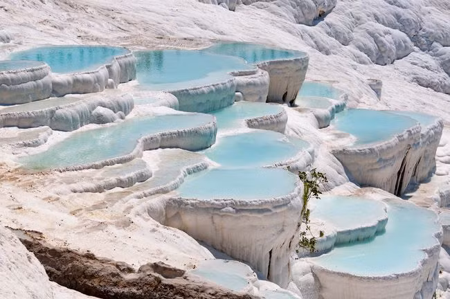 Hồ nước Pamukkale (Thổ Nhĩ Kỳ), là di sản thế giới được Unesco công nhận. Ở đây nổi tiếng với các ruộng bậc thang, được hình thành qua nhiều thiên niên kỷ bởi sự lắng đọng từ các khoáng chất trong nước chảy từ các suối ngầm. Nguồn: Malcolm P. Chapman/Getty Image.