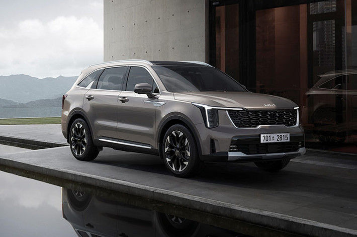 Mức giá xe Kia Sorento 2025 khởi điểm là 27.000 USD (tương đương khoảng 671 triệu đồng) đối với phiên bản Prestige máy xăng 2.5 lít. Giá cao nhất là 37.000 USD (khoảng 925 triệu đồng) đối với phiên bản Gravity 1.6L Turbo Hybrid 4WD.