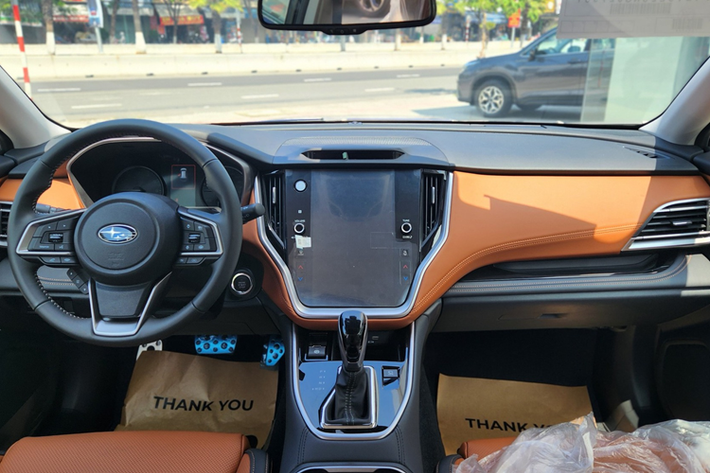 Với dòng xe Subaru Forester, trong tháng 8 này, xe đang được hãng hỗ trợ lệ phí trước bạ với giá trị 50 triệu đồng ở bản 2.0 iL, 110 triệu đồng ở bản 2.0 iL EyeSight và 140 triệu đồng ở bản 2.0 iS EyeSight. Giá bán sau ưu đãi của dòng SUV cỡ C này giảm xuống còn từ 919 triệu đến 1,059 tỷ đồng.