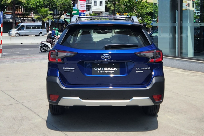 Subaru Outback được trang bị động cơ xăng Boxer 4 xi-lanh, dung tích 2.5L, tạo ra công suất tối đa 166 mã lực tại dải vòng tua 5.000-5.800 vòng/phút và mô-men xoắn cực đại 252 Nm tại tua máy 3.800 vòng/phút. Đi kèm động cơ là hộp số vô cấp CVT giả lập 8 cấp độ và hệ dẫn động 4 bánh toàn thời gian.