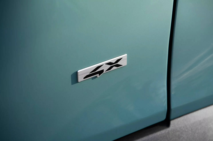 Khi được trang bị hệ dẫn động 4 bánh toàn thời gian AWD, thời gian tăng tốc sẽ bị tụt xuống chỉ còn 10,1 giây, nhưng bù lại xe bám đường tốt hơn.