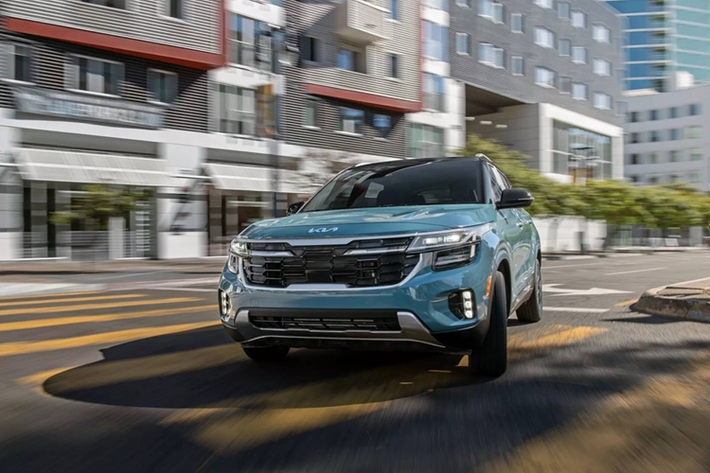 Phiên bản này được trang bị cảnh báo khoảng cách lùi đỗ xe và cửa sau thông minh. Những thay đổi này cũng áp dụng cho cấu hình Seltos SX hàng đầu, trong khi đó, phiên bản EX được trang bị cửa sổ trời mới. Cấu hình Kia Seltos S có giá từ 25.090 USD (640 triệu đồng), sở hữu mâm hợp kim 17 inch mới với 2 tông màu.