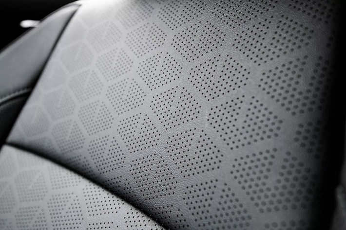 Ngoài ra, mẫu xe SUV Kia Seltos EX AWD 2025 còn có thêm miếng che hành lý ở khoang sau, nhằm giúp tách biệt khu vực này với phần ghế ngồi của hành khách tốt hơn, tránh việc đồ đạc bị va đập trong trường hợp xe đi vào địa hình không bằng phẳng.