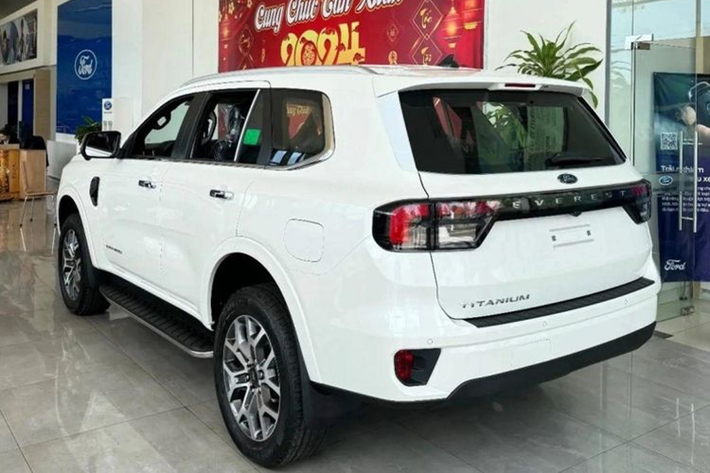 Ford Everest 2024 tại Việt Nam được bổ sung tính năng mới là điều chỉnh đèn theo vùng (Zone Lighting). Tính năng này cho phép người dùng điều khiển việc bật/tắt các loại đèn như đèn chiếu sáng, đèn gương… thông qua màn hình giải trí tích hợp.