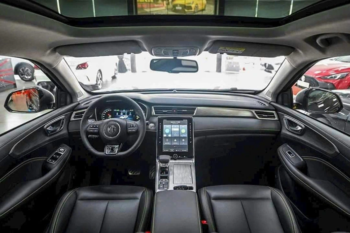 Trang bị nội thất của MG RX5 cũng khá dồi dào với ghế bọc da, vô lăng vát đáy thể thao, tích hợp lẫy chuyển số, bảng đồng hồ kỹ thuật số 12,3 inch, màn hình cảm ứng trung tâm 14,1 inch nằm dọc, cửa sổ trời, phanh tay điện tử, điều hòa tự động 2 vùng, hệ thống âm thanh 6 loa và sạc điện thoại không dây.