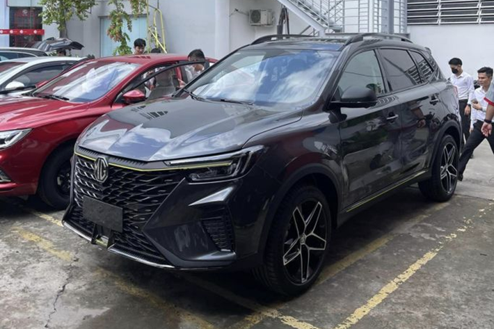 Ra mắt Việt Nam vào hồi tháng 9/2023, MG RX5 phải đối mặt với những đối thủ mạnh như Mazda CX-5, Hyundai Tucson, Ford Territory và Honda CR-V. Mẫu xe nhà MG có thiết kế ngoại thất khá trẻ trung và cá tính.