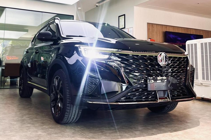 Cụ thể, một đại lý ở khu vực Hà Nội hiện đang giảm giá tiền mặt 100 triệu đồng cho dòng xe RX5. Ngoài ra, đại lý còn tặng 2 năm bảo hiểm vật chất trị giá 20 triệu đồng cho khách hàng mua mẫu SUV cỡ C này. Như vậy, MG RX5 giảm tới 120 triệu đồng tại đại lý.