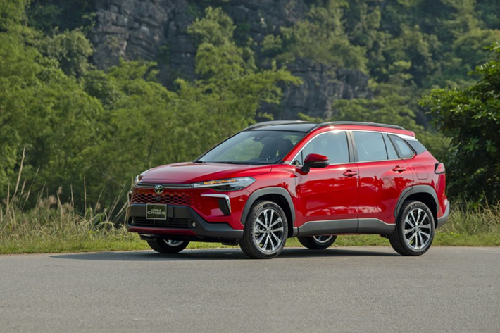Cụ thể, mẫu xe hybrid “ăn khách” nhất là Toyota Corolla Cross hybrid tại Việt Nam với doanh số bán ra đạt 148 chiếc. Lũy kế từ đầu năm đến nay, Toyota đã bàn giao tổng cộng 564 chiếc Corolla Cross hybrid đến tay khách hàng.