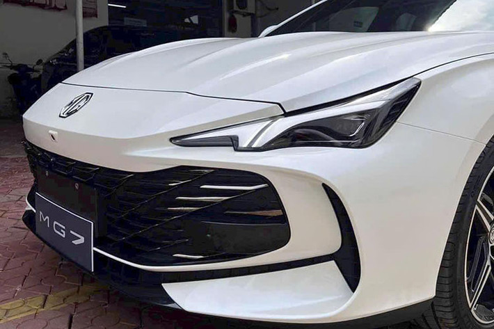 Về ngoại hình, phần đầu xe MG7 gây ấn tượng với cụm đèn pha kiểu tam giác sắc cạnh được trang bị dải đèn LED đôi phía bên trong, đi kèm hốc thông gió hai bên yếm trước giúp tăng thêm phần thể thao. Tùy cấu hình mà xe sẽ được trang bị bộ mâm loại 18 inch hoặc 19 inch, kèm lốp 225/50 hoặc 245/40.