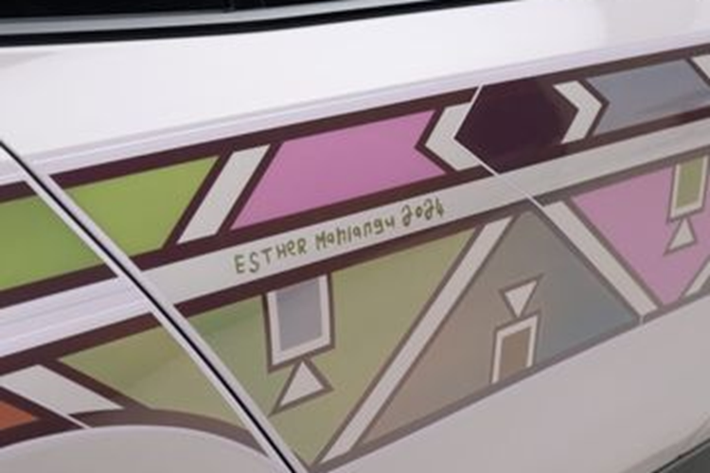 Những người chạy xe dịch vụ cũng có thể thiết lập màu đặc trưng khi chở khách rồi đổi sang màu khác lúc dùng xe cho mục đích cá nhân. Tuy nhiên, trước khi công nghệ E Ink có thể được triển khai trên quy mô thương mại, BMW vẫn cần giải quyết một số vấn đề pháp lý.