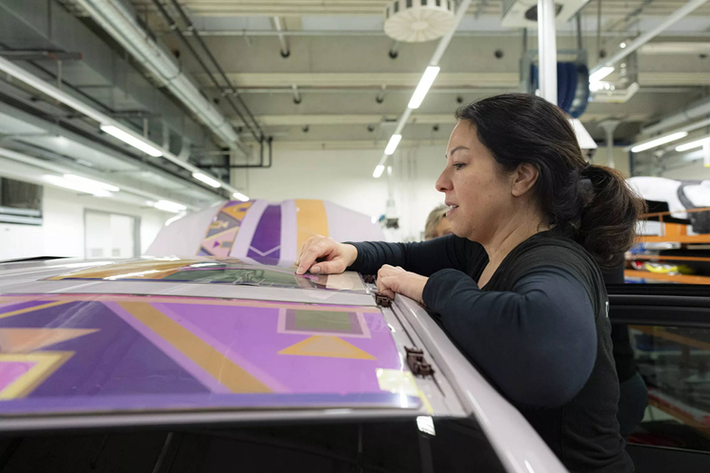 Việc này sẽ giúp đơn giản hóa quá trình sản xuất rất nhiều, vì nếu như mọi mẫu xe BMW được trang bị E Ink ngay từ trong nhà máy, chúng sẽ có thể được đổi thành bất cứ màu nào khách hàng mong muốn khi đang trưng bày ở showroom.