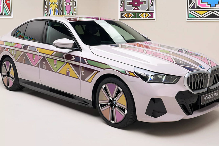 Nhờ vào công nghệ tiên tiến này, BMW mở ra khả năng thay đổi màu sắc ngoại thất xe chỉ trong tích tắc, giúp tạo nên sự đa dạng và cá nhân hóa tối đa cho mỗi chiếc xe. Trong một sự kiện gần đây tại Úc, đại diện của BMW cho biết hãng đang lên kế hoạch áp dụng công nghệ sơn đổi màu E Ink vào các mẫu xe thương mại của mình “trong khoảng từ 3-5 năm tới”