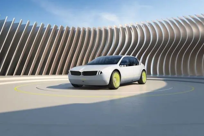 Mặc dù công nghệ này rất hứa hẹn nhưng BMW thừa nhận rằng E Ink sẽ không dễ tiếp cận ngay từ đầu do chi phí sản xuất và phát triển còn cao. Trong giai đoạn đầu, công nghệ này sẽ chỉ có sẵn cho các dòng xe cao cấp. Tuy nhiên, BMW cũng cho biết họ đang nỗ lực giảm chi phí để E Ink trở thành một lựa chọn phổ biến hơn trong tương lai.