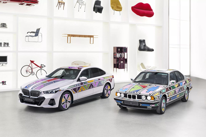 Công nghệ sơn đổi màu E Ink cho xe BMW từng được ra mắt tại triển lãm công nghệ CES 2022, lúc đó công nghệ này còn khá đơn giản, chỉ cho phép chuyển đổi giữa hai màu cơ bản là trắng và đen. Sau hơn hai năm phát triển, công nghệ đã có những bước tiến vượt bậc.