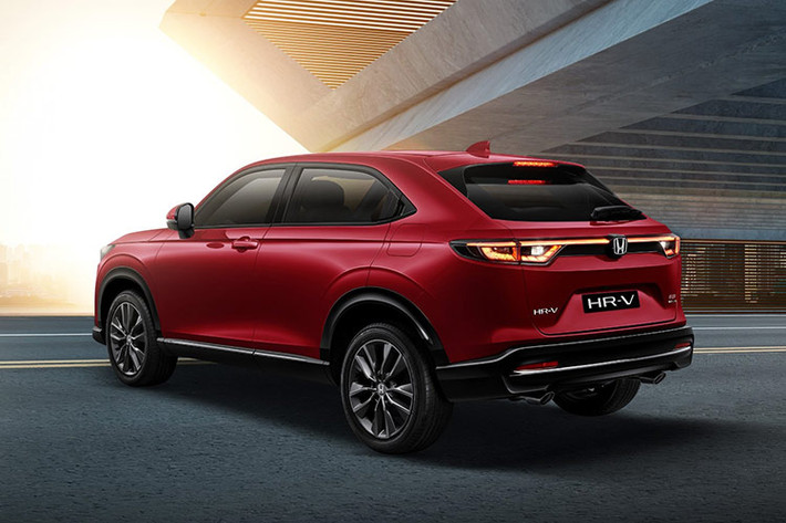 Xe vẫn giữ nguyên kiểu dáng mà Honda cho biết là “lấy cảm hứng thiết kế từ coupe”, điểm nhấn nằm ở lưới tản nhiệt lớn với các thanh ngang đã được làm vuông và hẹp lại một chút so với phiên bản cũ, kết hợp hài hòa với cản và đèn pha mảnh ở hai bên.