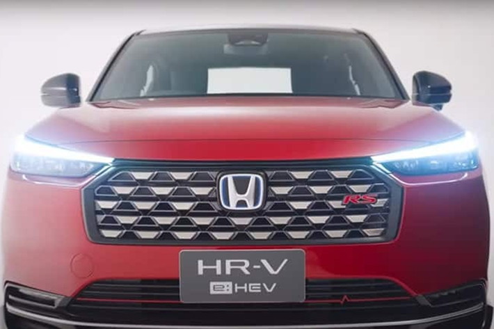 Về truyền động, dự kiến, Honda HR-V 2025 sẽ được trang bị hệ truyền động hybrid mới là sự kết hợp của máy xăng Atkinson Cycle 1.5L với mô-tơ điện cho công suất tổng cộng là 131 mã lực và 253 Nm mô-men xoắn