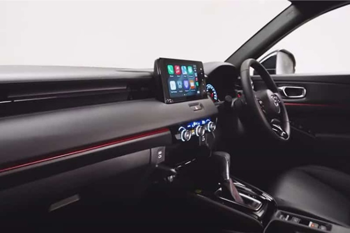 Về nội thất, mẫu xe crossover Honda HR-V 2025 mới có cụm điều khiển trung tâm được tái thiết kế, bàn sạc điện thoại không dây đặt nằm giữa cho hành khách bên dễ dàng sử dụng.