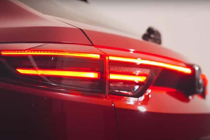 Về trang bị an toàn, Honda HR-V 2025 được nâng cấp gói công nghệ an toàn chủ động Honda Sensing với 3 tính năng mới là hỗ trợ lái khi tắc đường Traffic Jam Assist, đèn pha thích ứng và giảm thiểu thiệt hại khi đạp nhầm chân ga.