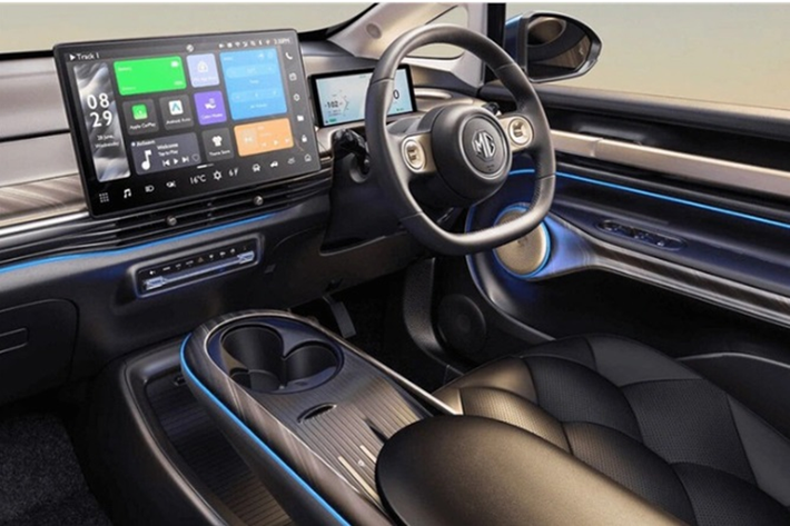 Về nội thất, xe được trang bị màn cảm ứng cỡ lớn với kích thước lên tới 15,6 inch, bảng đồng hồ kỹ thuật số đứng cao 8,8 inch có kết nối Android Auto/Apple CarPlay không dây, bàn sạc điện thoại không dây.