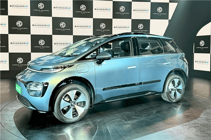 Xe có khả năng sạc nhanh 0 - 80% trong 55 phút trong khi thời gian sạc đầy bình thường là từ 6,5 tới 14 giờ. Tại Ấn Độ, khách hàng mua xe MG Windsor sẽ được bảo hành pin miễn phí trọn đời và sạc công cộng miễn phí trong năm đầu mua xe. mức giá xe MG Windsor 2025 tương đương khoảng 291,9 triệu đồng.